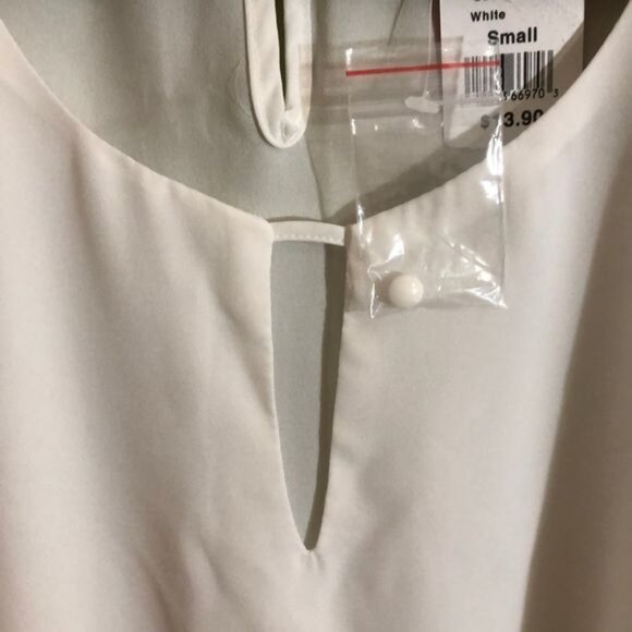 A’Gaci White Ruffled Sleeves, Button Close Back, Size Small (with Extra Button) - Picture 3 of 4